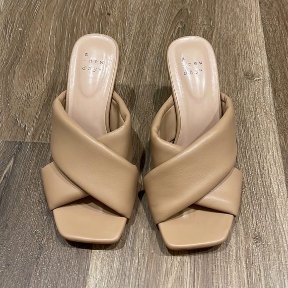 Shoes - SOLD💢Faux Leather Nude Sandals w/ Thick Heels